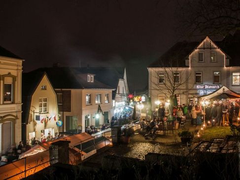 Mensen op het terras tijdens de kerstmakrt in het centrum van Bad Bentheim