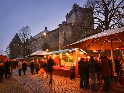 Gezelligheid op de kerstmarkt bij de burcht Bad Bentheim