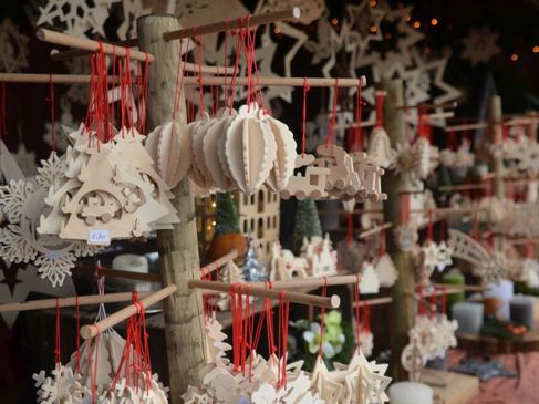 Houten ornamenten in de kraam op de kerstmarkt in Bad Bentheim