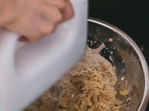 Westfaals recept voor framboos-roomkaas-taart - mengen van ingrediënten